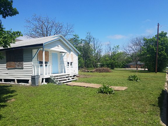 4th image of 313 E Texas Ave