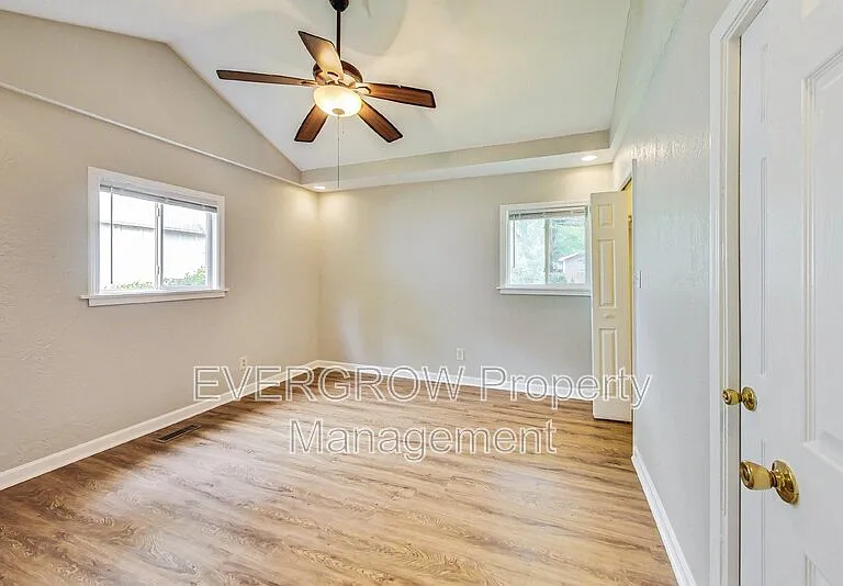 3962 Strathmore Dr — Photo 13