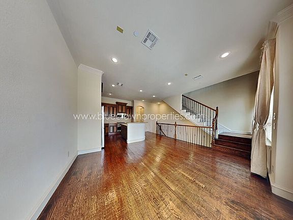 2nd image of 4037 Winsor Dr