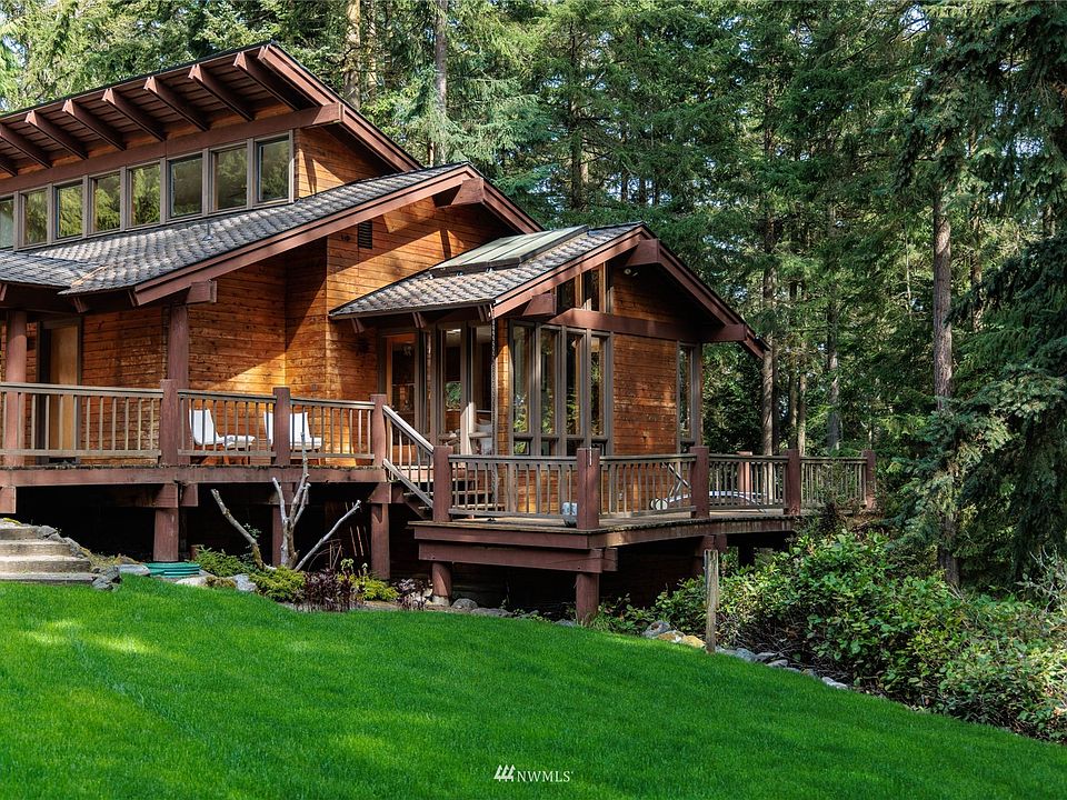 40 Belvedere Drive is located in an idyllic setting in the beautiful gated community of Kala Point, just minutes away from downtown Port Townsend.