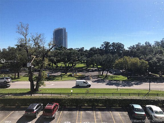 5th image of 16950 W Dixie Hwy #408