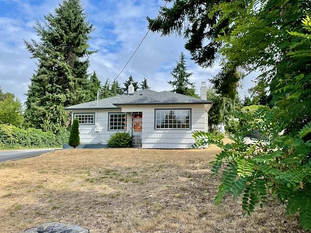 Spacious yard on a cute street!