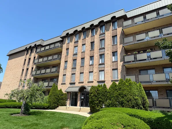 175 Maple Ave APT 4J, Westbury, NY 11590