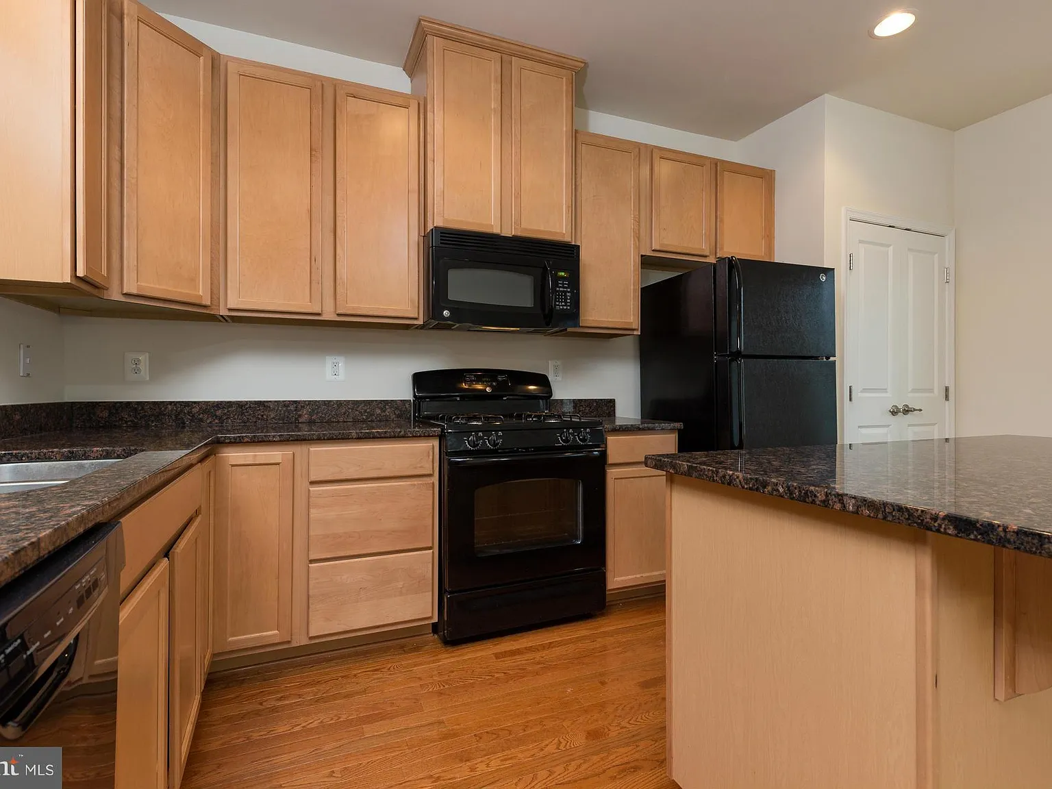 3 bed, 2.5 bath, 2160 sqft, $2,450 — Photo 3