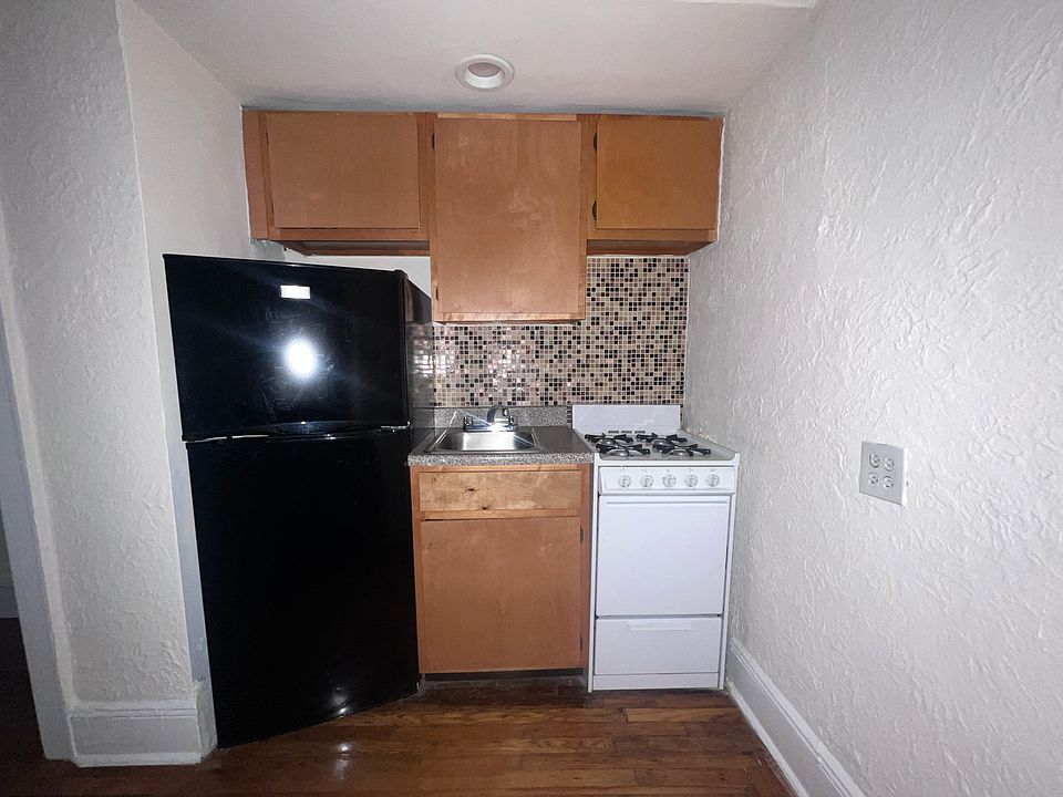 2nd image of 240 Alpine Pl APT 2A