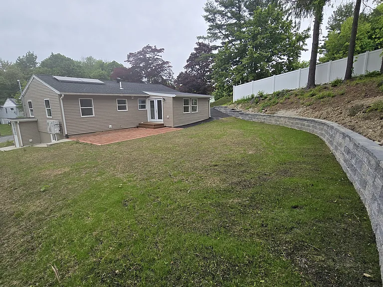 8 Sussex Ln — Photo 4