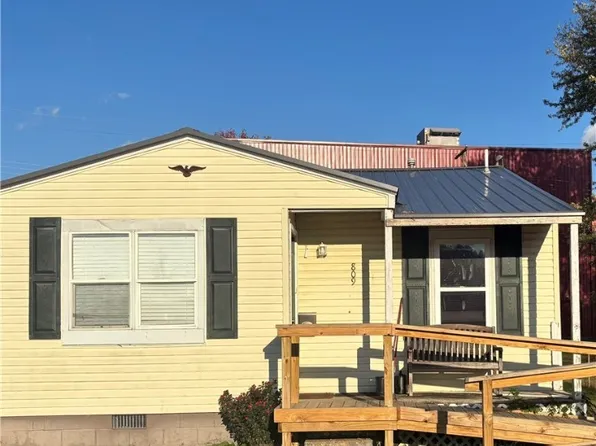 809 Virginia St, Ravenswood, WV 26164