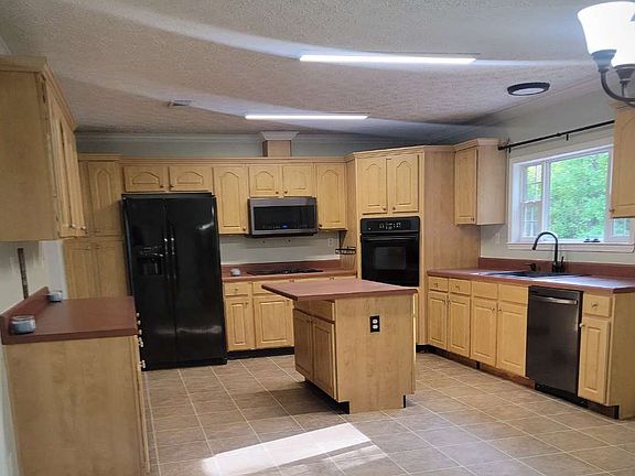 3rd image of 300 SW Lottie Ct