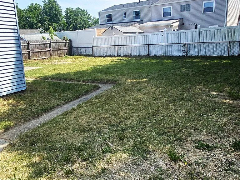 7707 Queens Park Rd — Photo 3