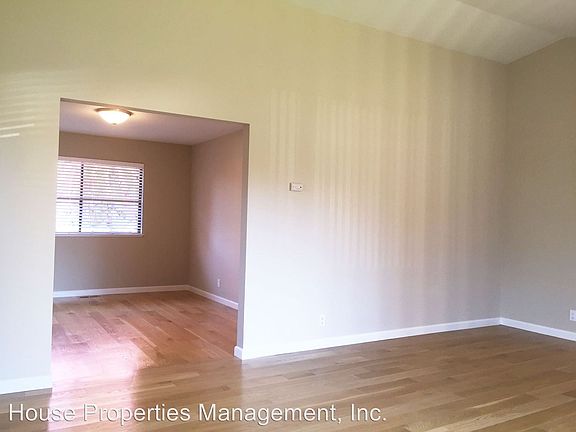 5th image of 32 Leslie Ct