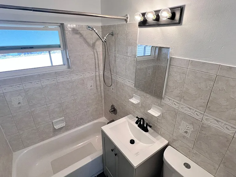 1085 Cleveland St — Photo 24