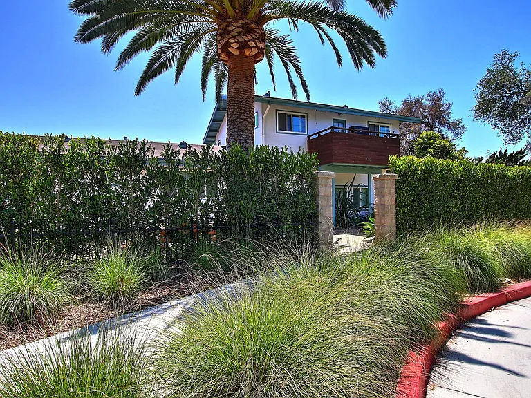 130 S Soledad St — Photo 4