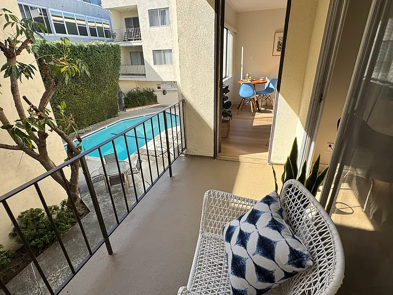 Sherman Oaks Apartments — Photo 19