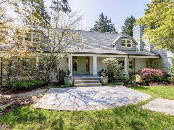 3977 Lexington Ave, Saanich, BC V8N 3Z5