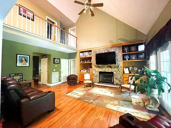 3rd image of 213 Whispering Ln