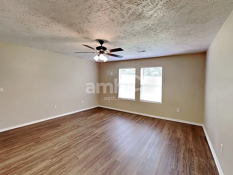 2727 Sutherland Dr — Photo 9