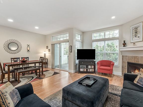 Living Room/Dining Room>