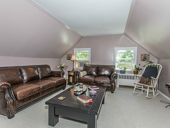 3rd image of 2 Hunt Ln