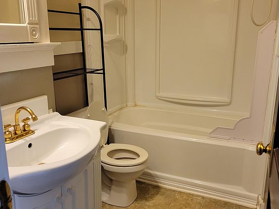 4th image of 450 Colvin Ave APT 3