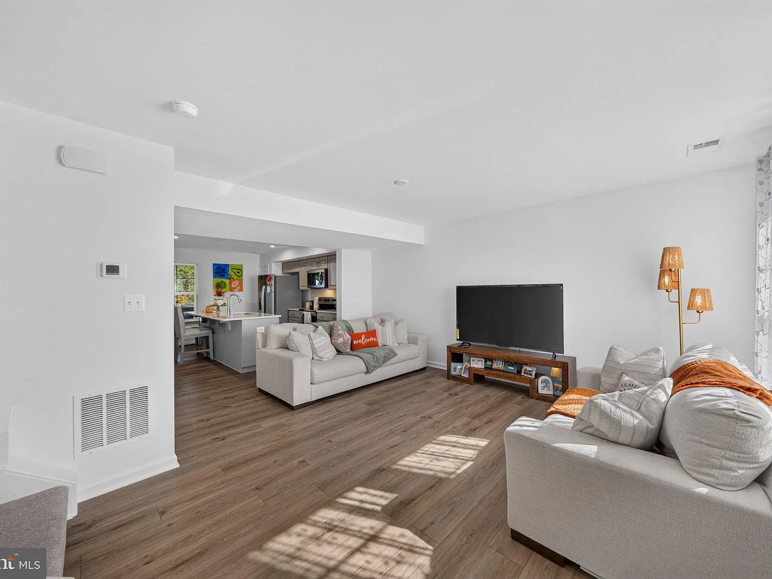 3 bed, 2.5 bath, 1320 sqft, $1,750 — Photo 3
