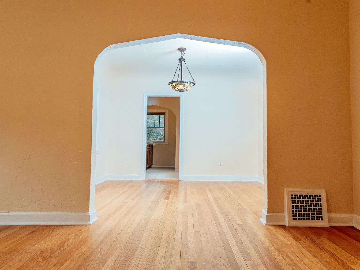 3 bed, 2236 sqft, $3,975 — Photo 4