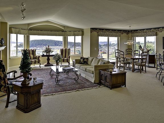 Great Room w/ Fireplace