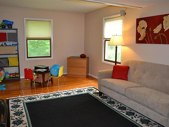 4th image of 4 Huntwood Dr