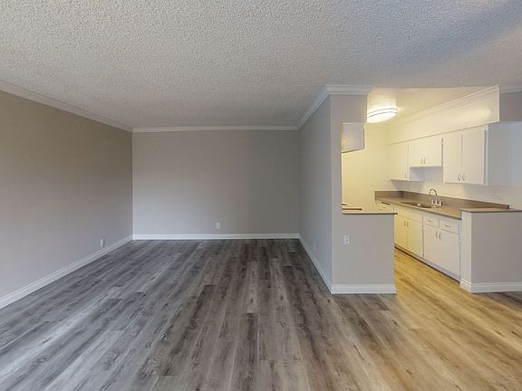 5th image of 18643 Collins St #28