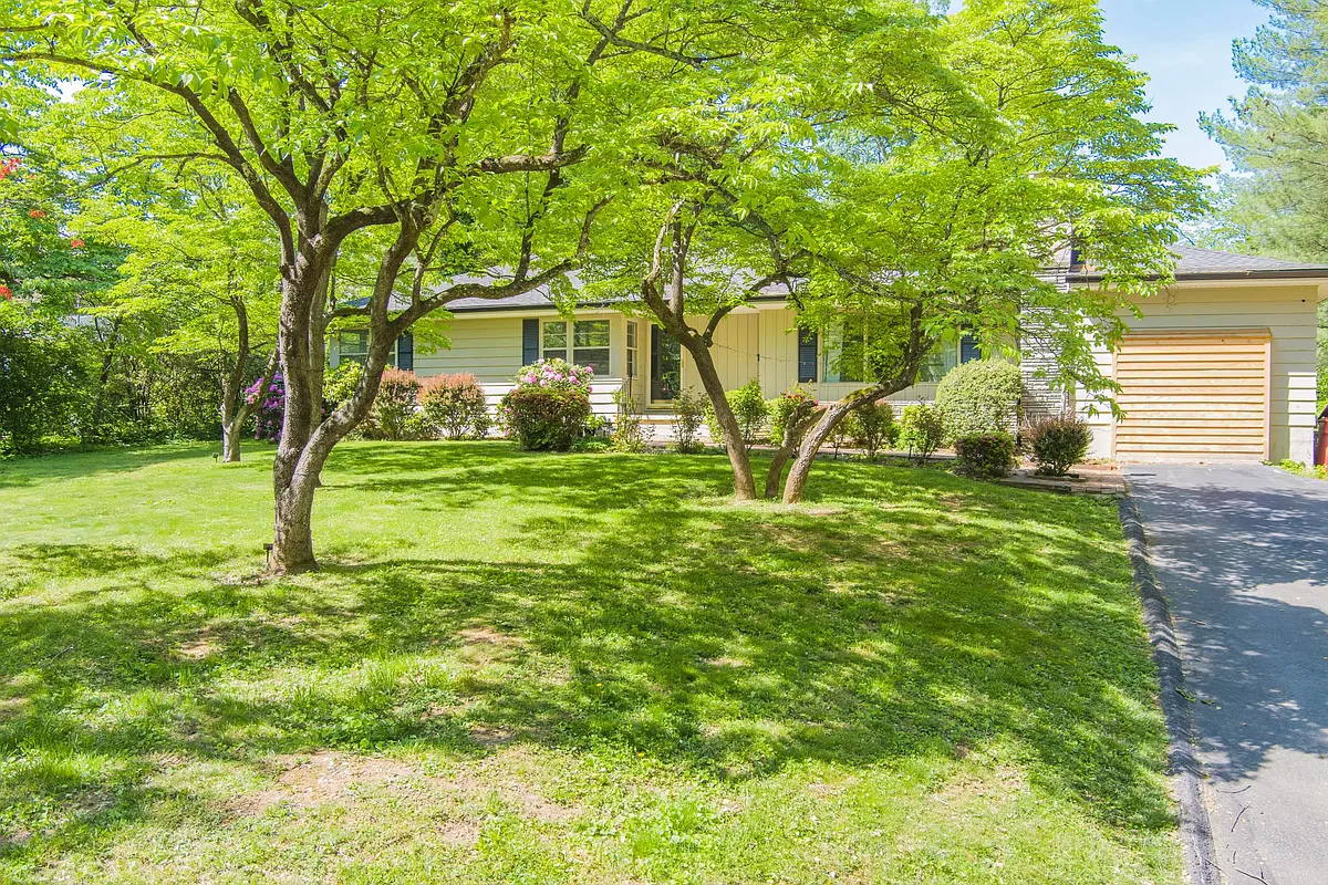 Building Photo - 811 Cloudland Dr