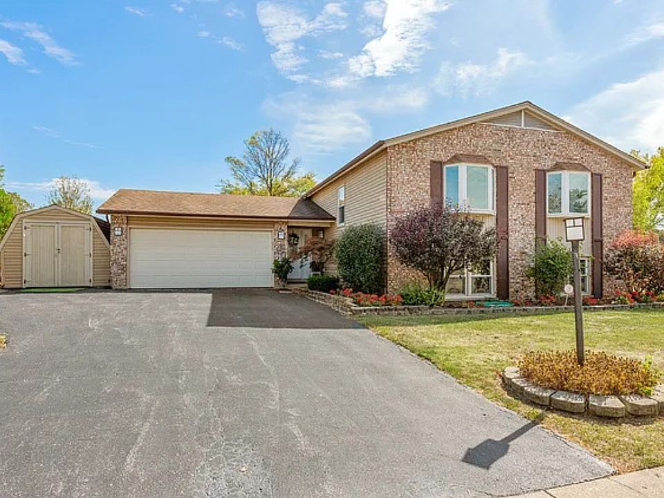 1st image of 821 Oakwood Dr