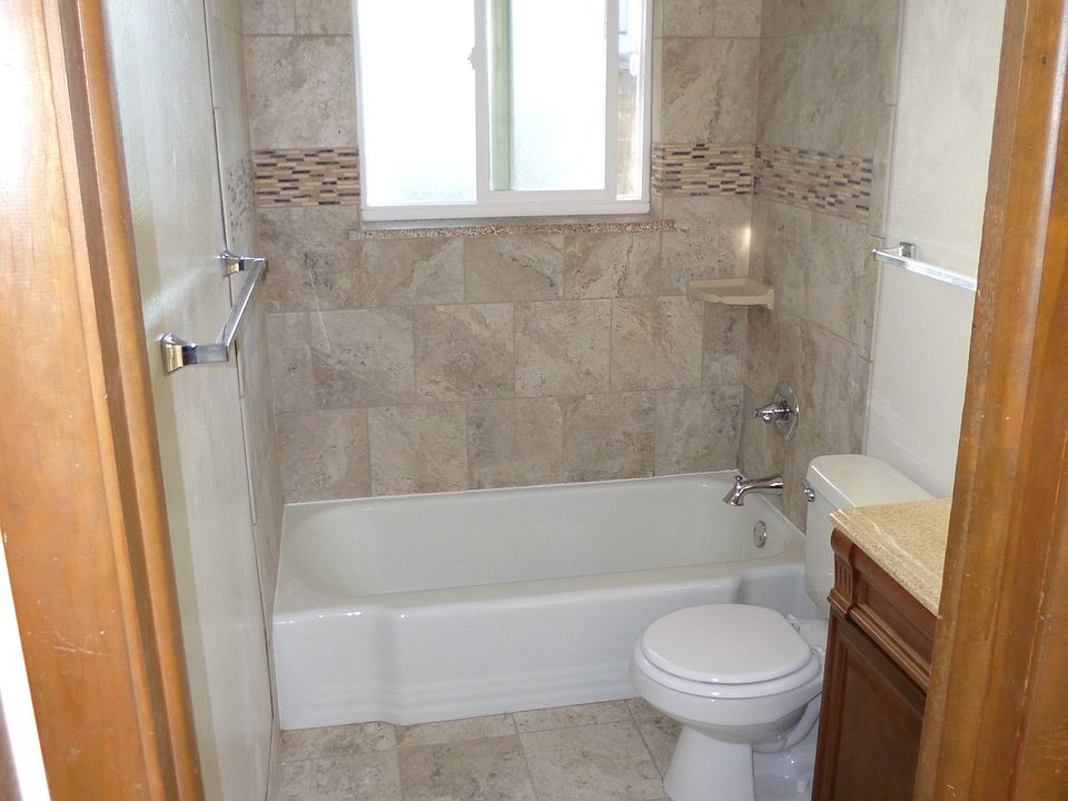 MAIN FLOOR BATH