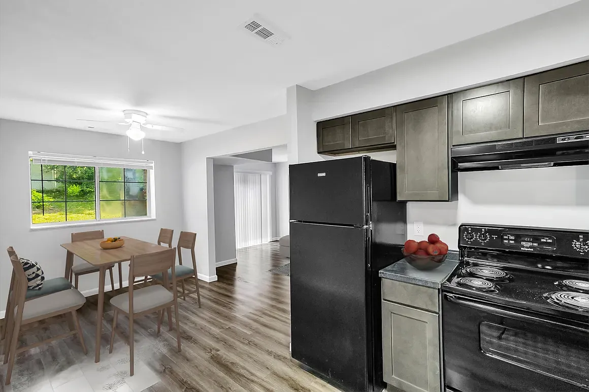 Auburn West Apartments — Photo 1