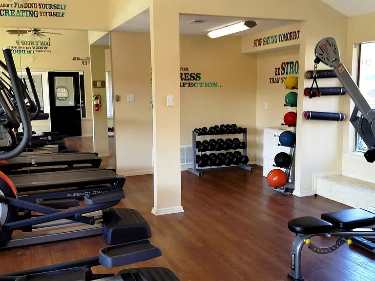 Bedford Oaks Apartments fitness center