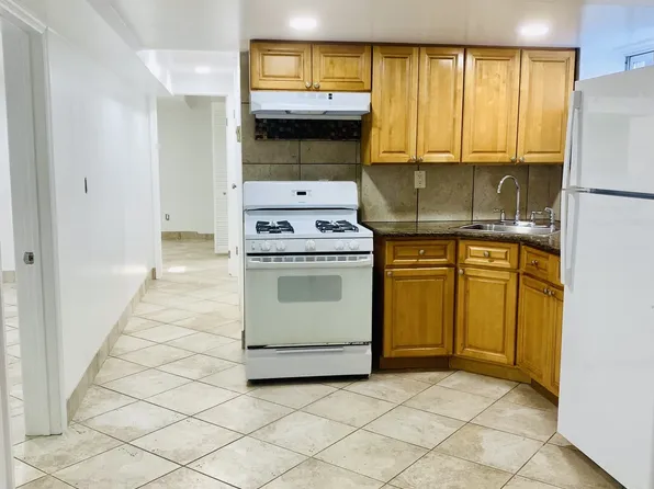 2211 Utopia Pkwy #B, Whitestone, NY 11357