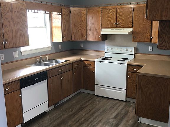 4th image of 397 N Summer St