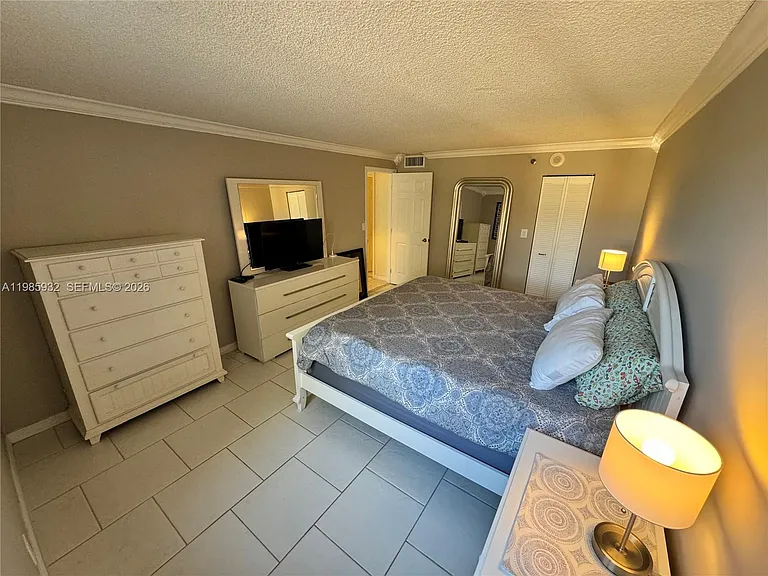 2625 Collins Ave #320 — Photo 6