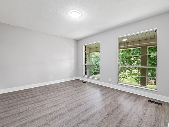 5th image of 1108 Meadow Dr