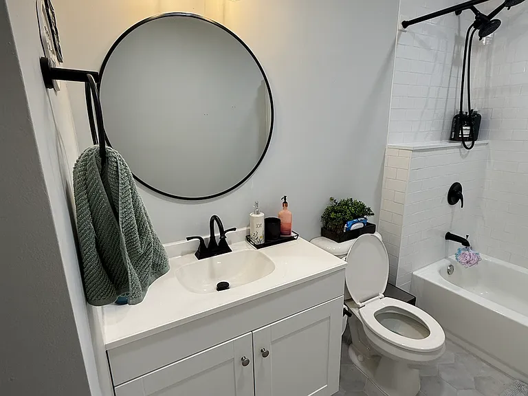 upstairs 2nd bedroom ensuite bathroom