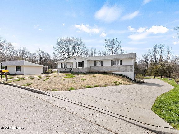 3rd image of 220 Brookview Cir