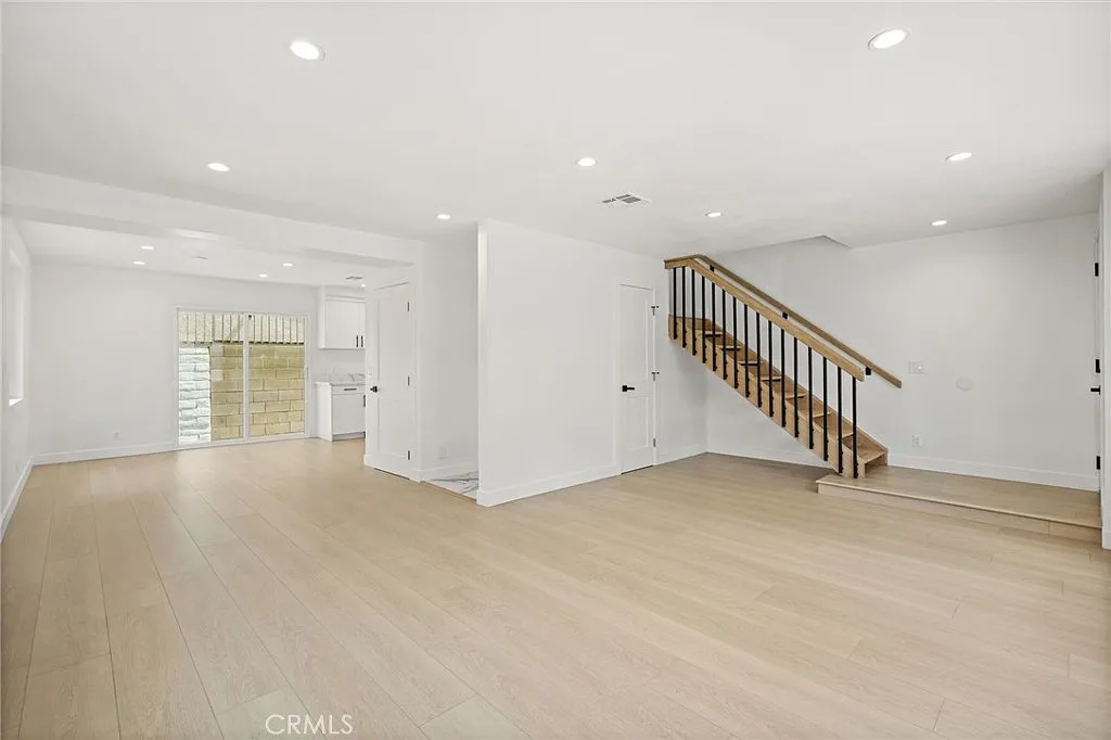 3 bed, 2.5 bath, 1360 sqft, $3,495 — Photo 3