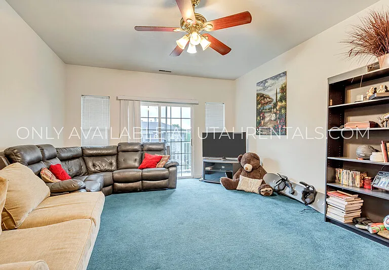 392 N Seven Peaks Blvd #323 — Photo 2