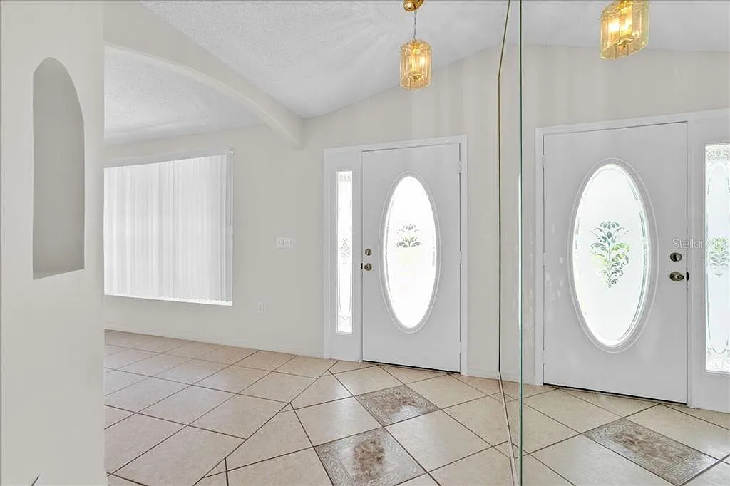 4 bed, 2.0 bath, 1971 sqft, $2,650 — Photo 4