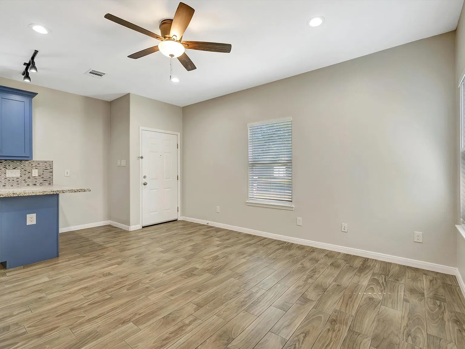 2 bed, 2.0 bath, 900 sqft, $1,650 — Photo 4
