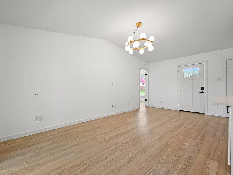 2313 Lakehurst Dr — Photo 8
