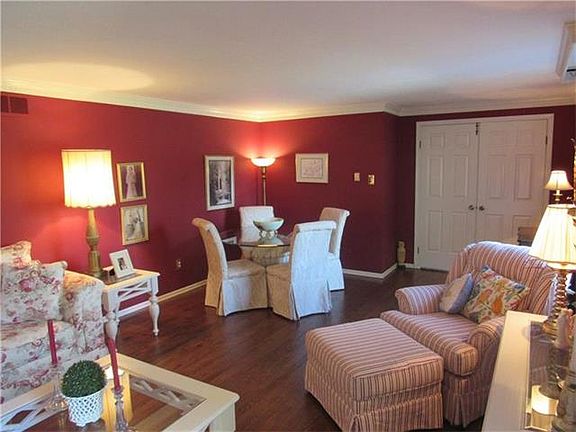5th image of 222 Maxwell Dr