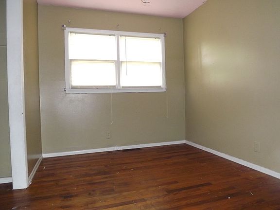 4th image of 1546 E Broadway St
