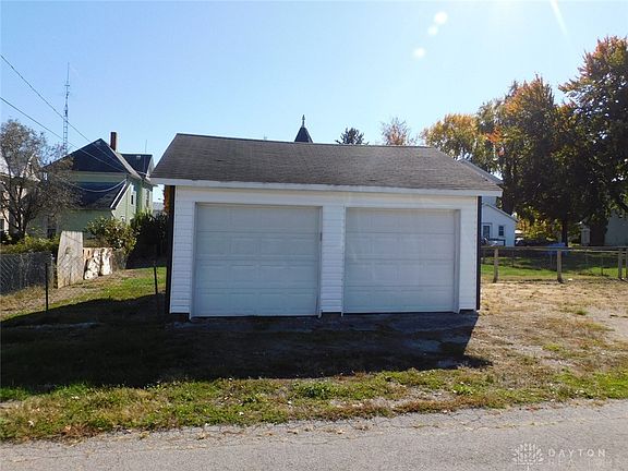 5th image of 516 E 3rd St