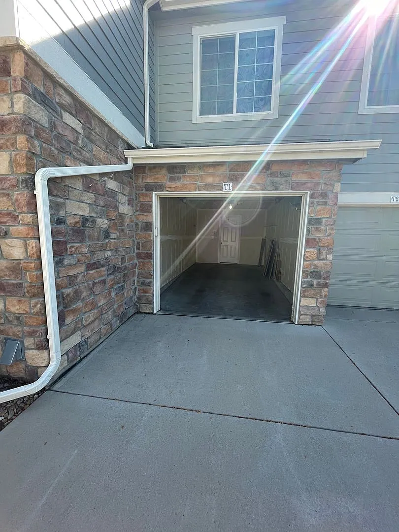 2 Bedroom Townhouse Near McKay Lake Available Now!! — Photo 2