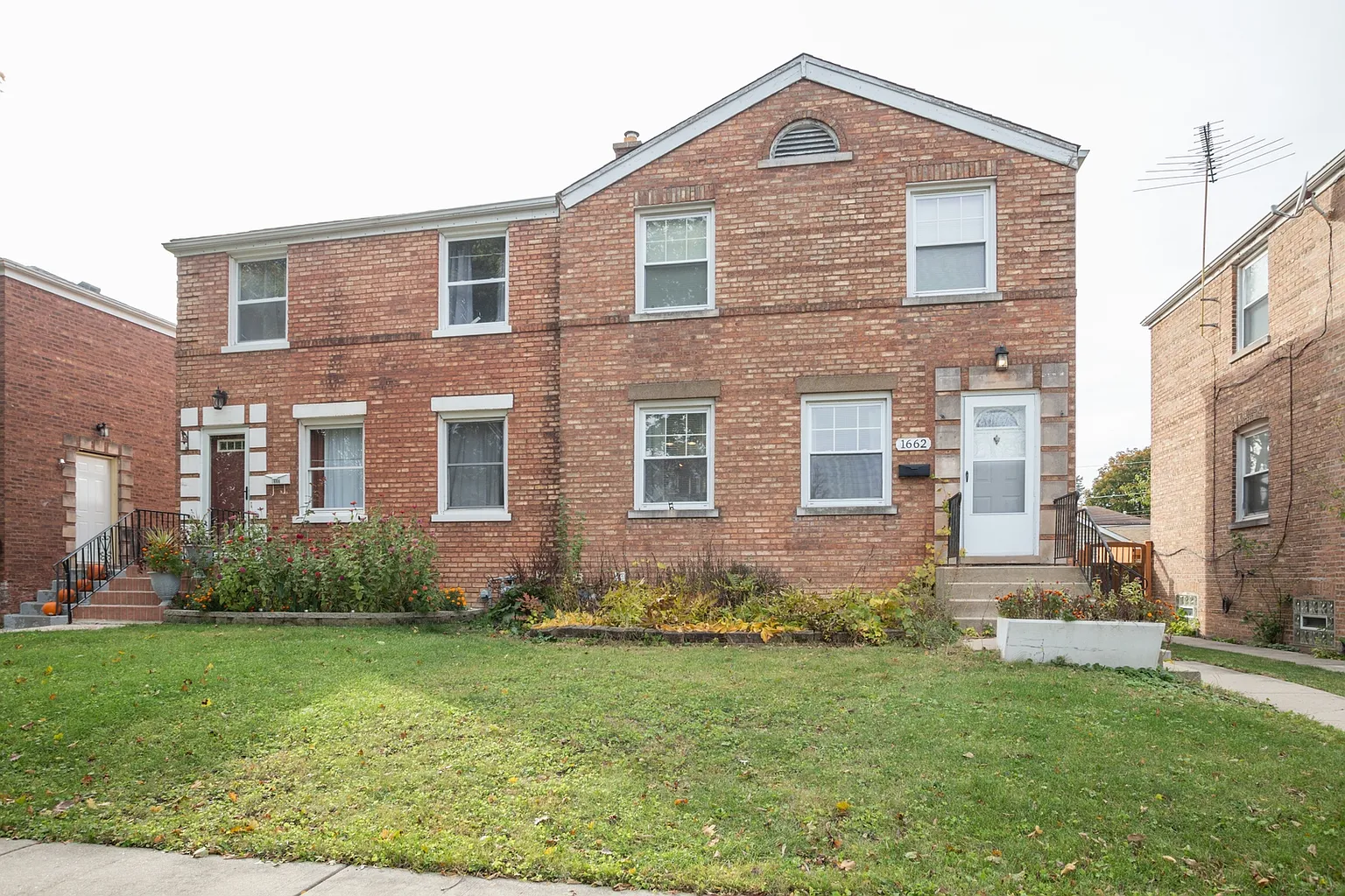 1662 Orchard St photo 1