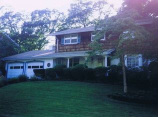 8 Sparrow Ln, Hauppauge, NY 11788